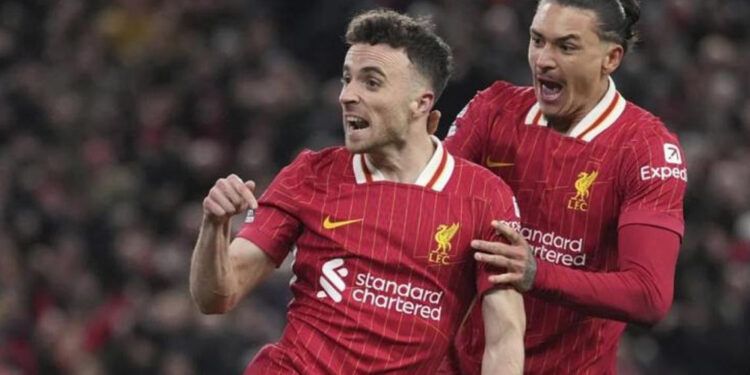 Liverpool empata con 10 hombres contra Fulham y sigue líder