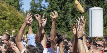 Lluvia de panes y quesos en centenaria tradición española