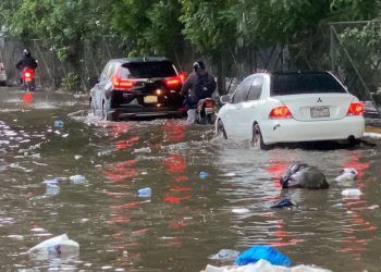 Lluvias cierran vías y causan inundaciones en Santo Domingo