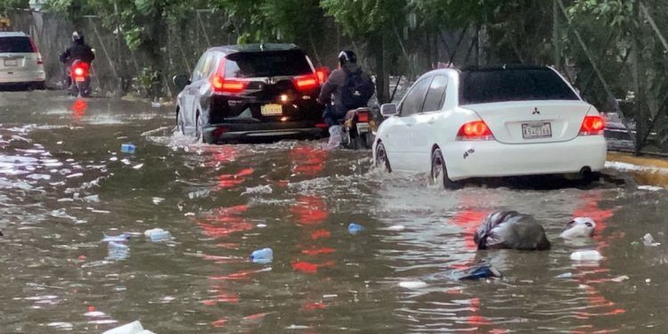 Lluvias cierran vías y causan inundaciones en Santo Domingo