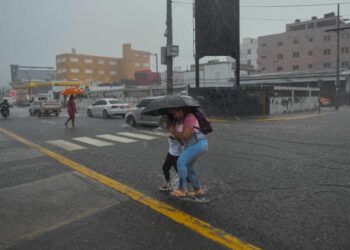 Lluvias por vaguada afectan varias provincias; alertas en vigor