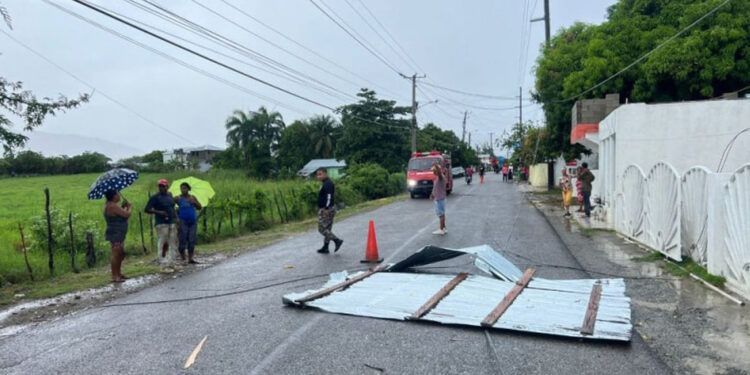 Lluvias y vientos derriban árboles y letreros en Imbert y Luperón