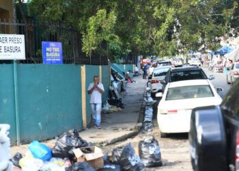 Los males de la calle 41 en Cristo Rey: entre basura y aguas residuales