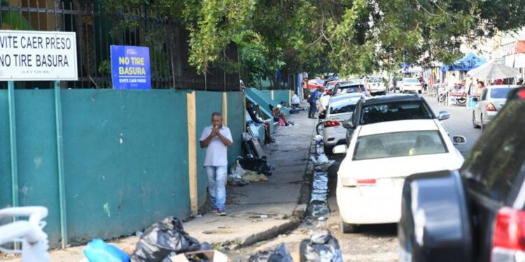 Los males de la calle 41 en Cristo Rey: entre basura y aguas residuales