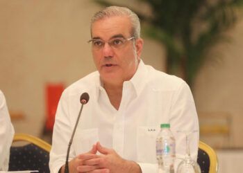 Luis Abinader cita a expresidentes para diálogo sobre Haití