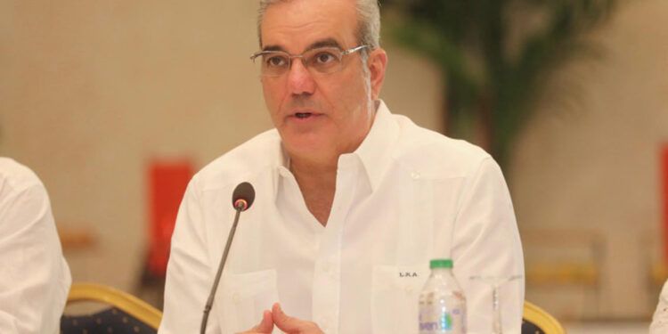 Luis Abinader cita a expresidentes para diálogo sobre Haití