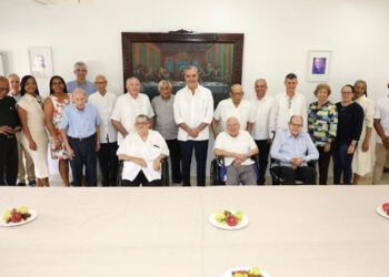 Luis Abinader comparte almuerzo con sacerdotes jesuitas que marcaron su formación