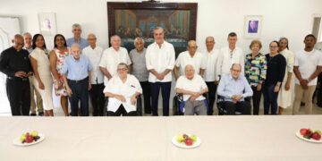 Luis Abinader comparte almuerzo con sacerdotes jesuitas que marcaron su formación