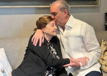 Luis Abinader felicita a las madres dominicanas en su día