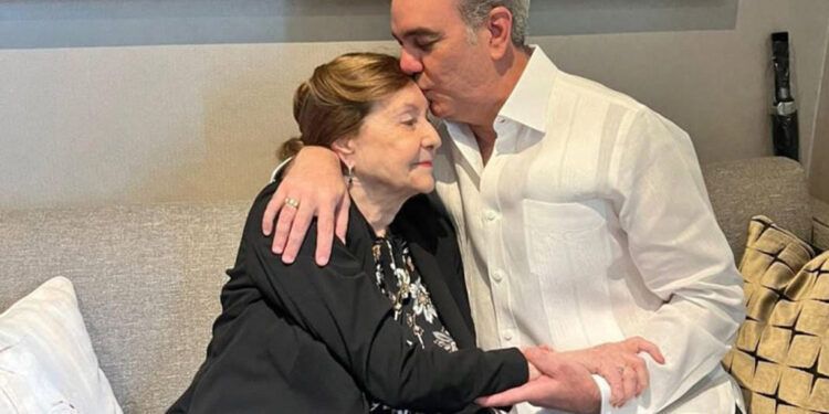 Luis Abinader felicita a las madres dominicanas en su día
