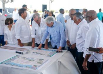 Luis Abinader inaugura obras y escucha demandas en Baní