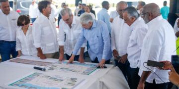 Luis Abinader inaugura obras y escucha demandas en Baní
