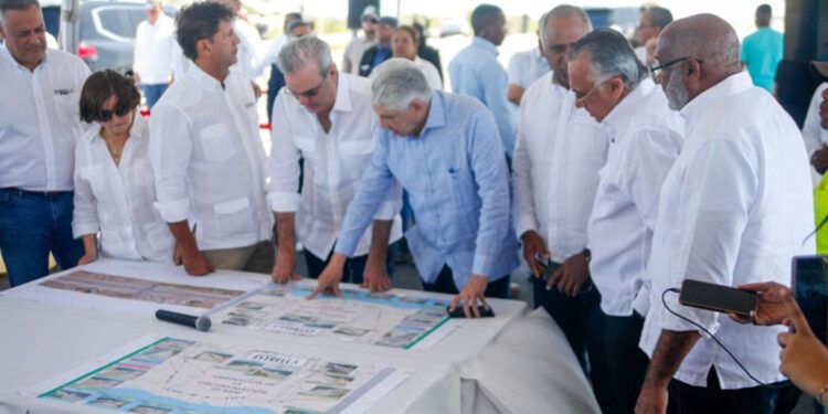Luis Abinader inaugura obras y escucha demandas en Baní