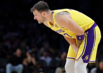 Luka Doncic fuera una semana por esguince en un dedo