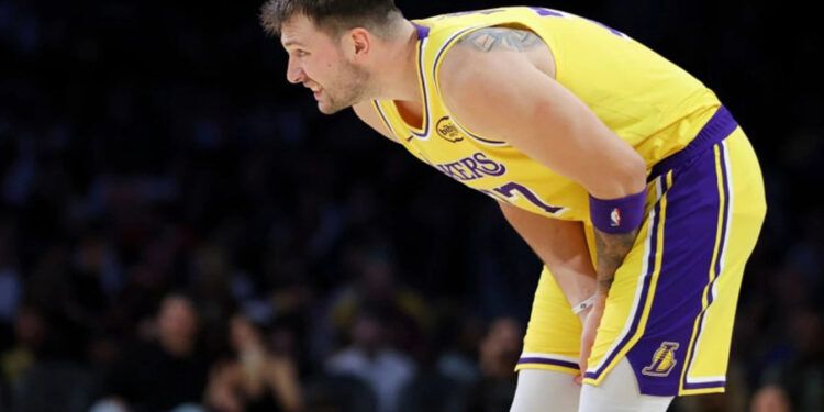 Luka Doncic fuera una semana por esguince en un dedo