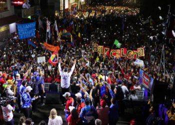 Maduro defiende misión vivienda ante críticas de machado