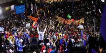 Maduro defiende misión vivienda ante críticas de machado