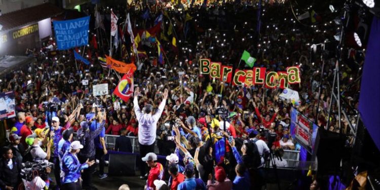 Maduro defiende misión vivienda ante críticas de machado