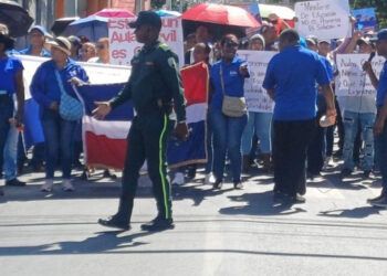 Maestros en Baní marchan por escuela de Las Carreras