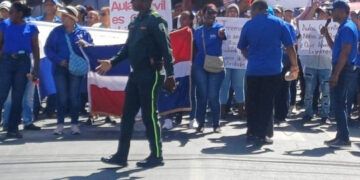Maestros en Baní marchan por escuela de Las Carreras