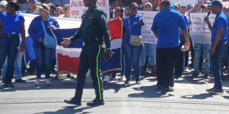 Maestros en Baní marchan por escuela de Las Carreras