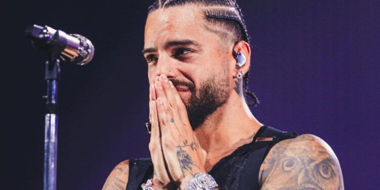 Maluma detiene concierto para regañar a fan que llevó a su bebé