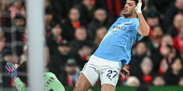Manchester City remonta al Liverpool y presiona al Arsenal