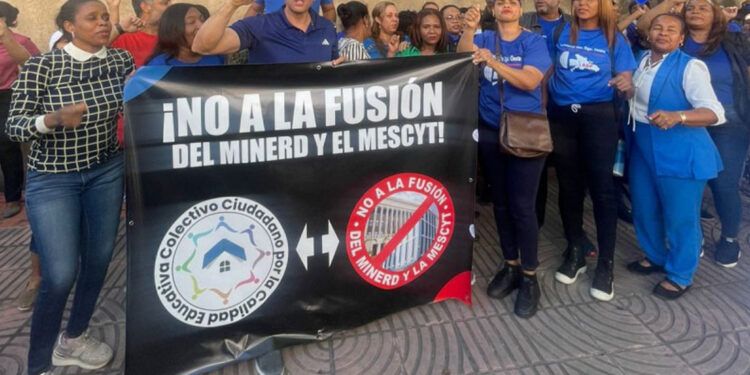 Manifestantes rechazan fusión de Educación y Mescyt