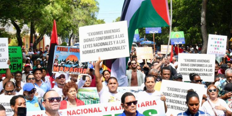 Marchan por la vida y el agua hasta el Palacio Nacional