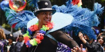 Marchas LGBTQ celebran diversidad y exigen derechos en América Latina.