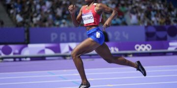 Marileidy Paulino compite en semifinales de 400 metros