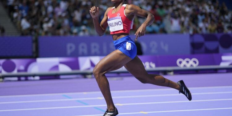 Marileidy Paulino compite en semifinales de 400 metros