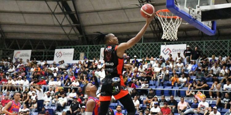 Martínez y Solano lideran triunfo de La Villa en torneo vegano