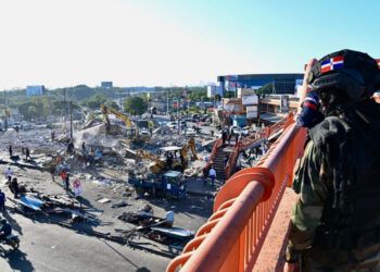 Más de 100 negocios desalojados en el kilómetro 9 de la Autopista Duarte