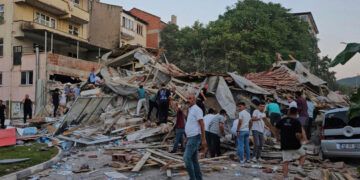 Más de 16 edificios colapsan tras sismo de 6,1 en Turquía