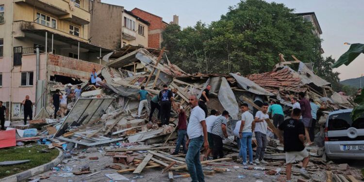 Más de 16 edificios colapsan tras sismo de 6,1 en Turquía