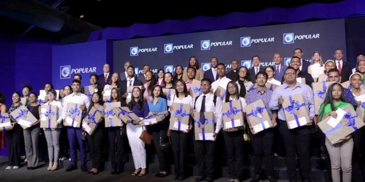 Más de 300 estudiantes reciben orientación para becas excelencia popular 2024
