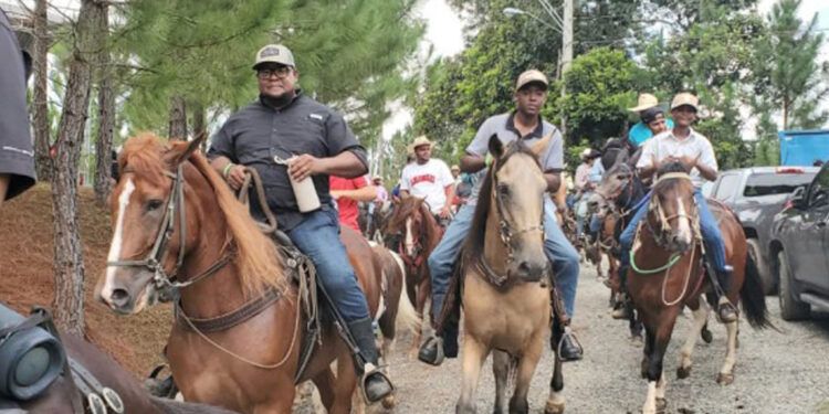 Más de 600 caballos desfilan en la 8va Cabalgata Nacional de Rancho Arriba