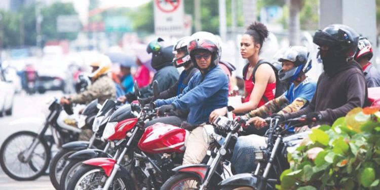 Más de dos millones de motoristas siguen sin regularizarse y el plan de registro está paralizado