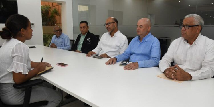 Médicos con 35 años de servicio exigen pensión tras ser desvinculados por Salud Pública