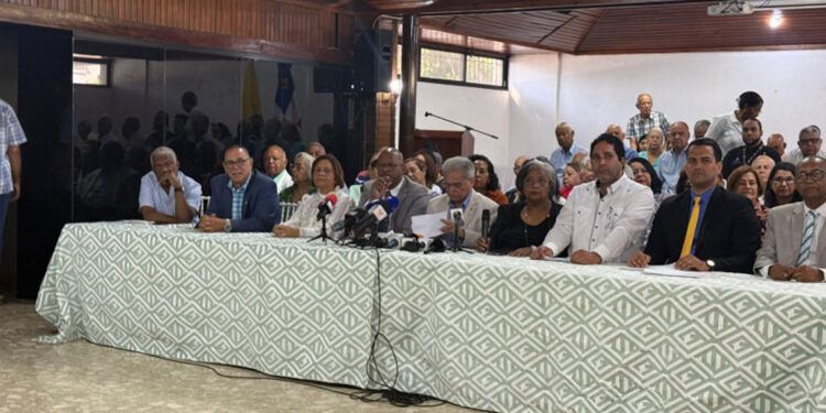Médicos pensionados recibirán aumento salarial desde enero 2026