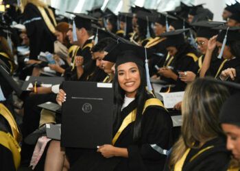 Melina Rosario supera discapacidad auditiva y se gradúa con honores en diseño