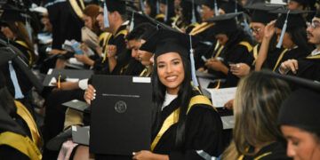 Melina Rosario supera discapacidad auditiva y se gradúa con honores en diseño