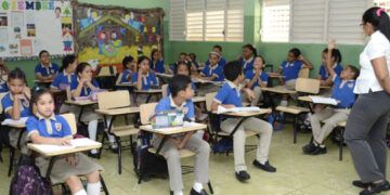 Menos estudiantes haitianos buscan inscripciones por temor a repatriaciones