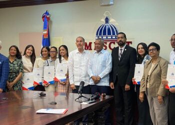 Mescyt otorga 13 becas médicas para especialidades en Cuba