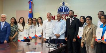Mescyt otorga 13 becas médicas para especialidades en Cuba