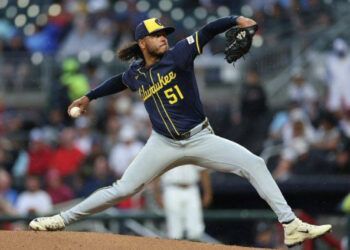 Mets adquieren a Freddy Peralta en canje con Milwaukee