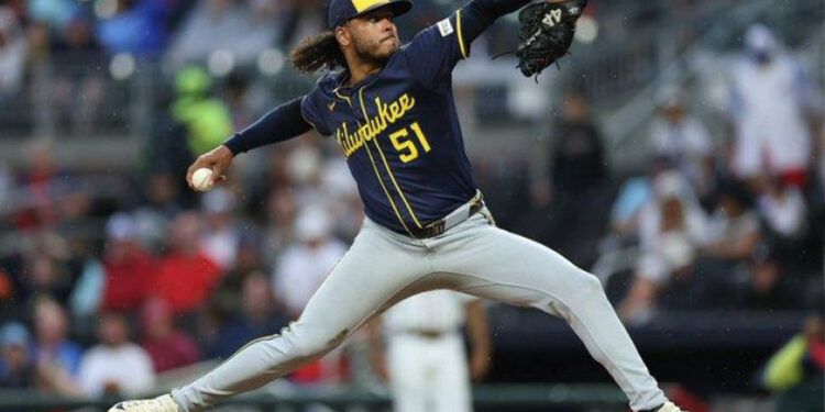 Mets adquieren a Freddy Peralta en canje con Milwaukee