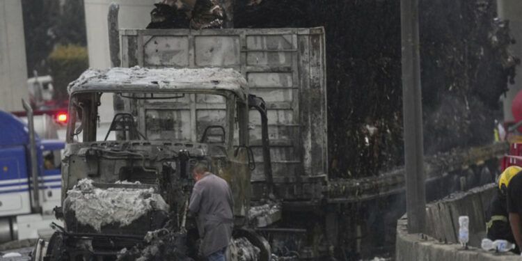 México aplicará protocolos para camiones con materiales peligrosos tras explosión en Iztapalapa