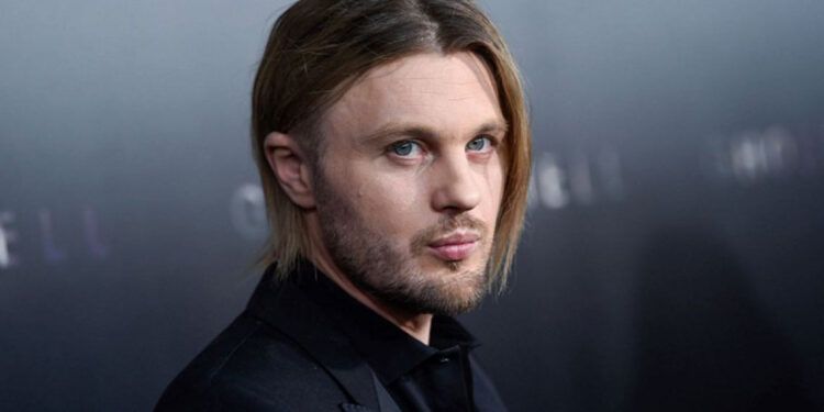 Michael Pitt acusado de agredir sexualmente a su exnovia